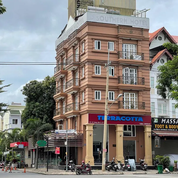 Tòa nhà khách sạn góc Bùi Bằng Đoàn &amp; Đường số 2 - Phú Mỹ Hưng 11m x 18m