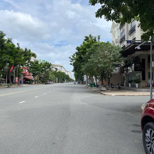 Tòa nhà khách sạn góc Bùi Bằng Đoàn &amp; Đường số 2 - Phú Mỹ Hưng 11m x 18m