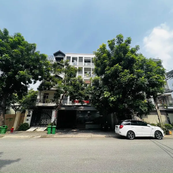 Tòa nhà căn hộ dịch vụ khu Lasaca Lê Thị Chợ 10m x 18m