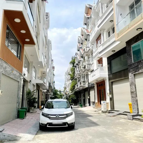 Nhà 5T khu Hoàng Quốc Việt 4,2m x 12m